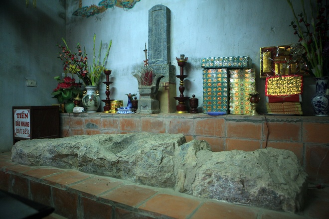 Phiến đá – kiêm thần vị thờ nàng Bình Khương bên trong đền thờ nàng Bình Khương
